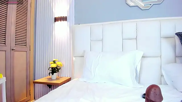 Elyn Leones online show from March 14, 11:00 pm