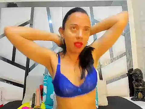 Snapshot of Lunahot68 chatting on January 13, 2:59 am Lunahot68 online show from January 13, 2:59 am