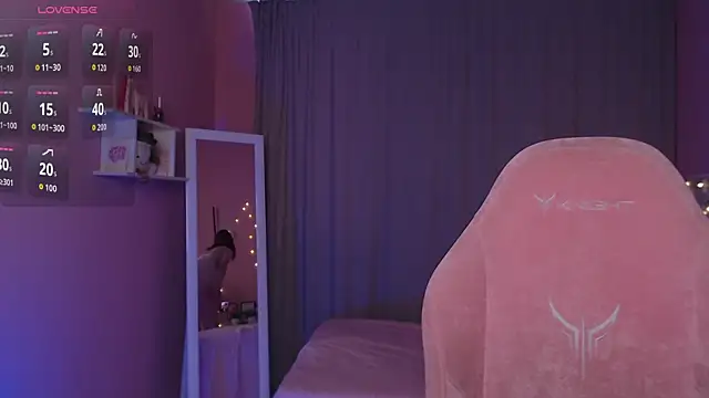 Haya Harareet online show from March 4, 8:00 am