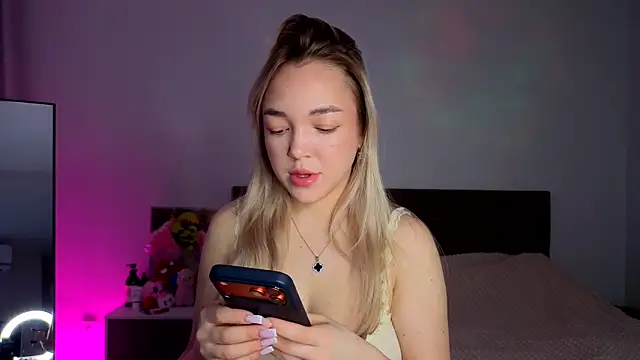 ChrissBerry online show from March 19, 4:12 am