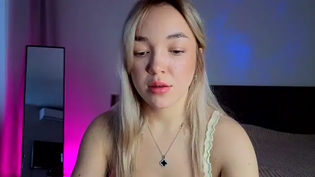 ChrissBerry online show from March 17, 4:04 am