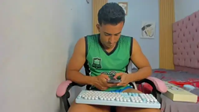 axelsavage042 online show from January 8, 8:37 pm