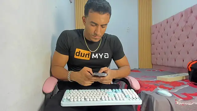 axelsavage042 online show from January 12, 7:42 pm