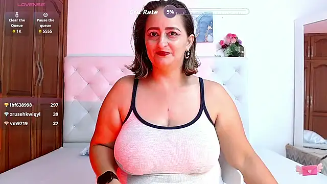 queendesiree  online show from January 5, 7:39 pm