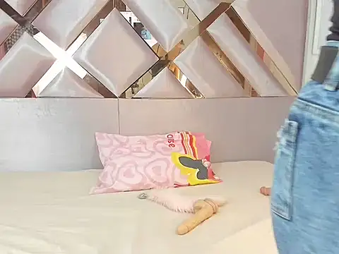 MiaKleinX online show from March 21, 8:13 pm