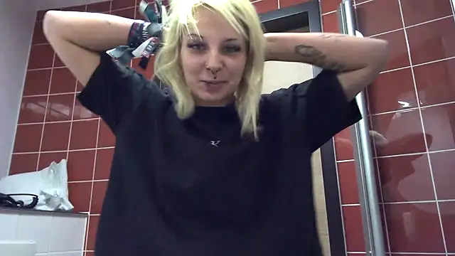 Snapshot of RealB25 chatting on February 5, 11:06 am RealB25 online show from February 5, 11:06 am