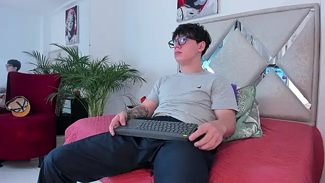 Liam saint online show from March 9, 1:36 pm