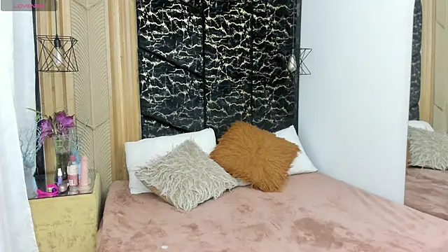 AlahiaEvansz online show from April 10, 12:45 pm