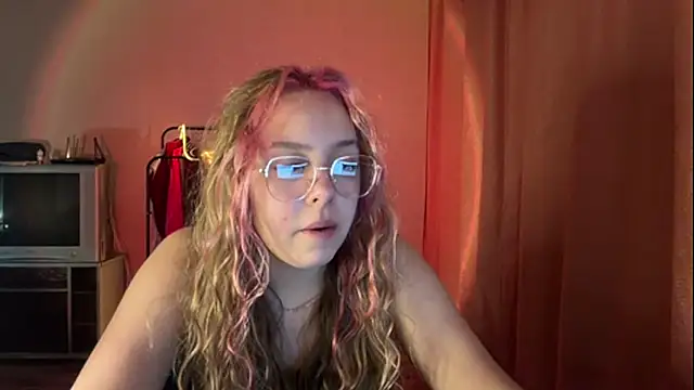 Snapshot of ZoraDearmon chatting on February 10, 9:14 pm ZoraDearmon online show from February 10, 9:14 pm