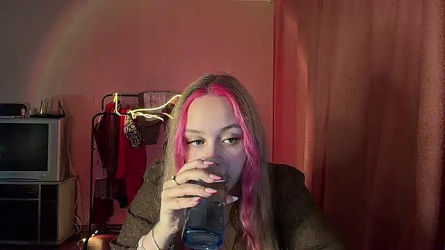 Snapshot of ZoraDearmon chatting on February 6, 9:11 pm ZoraDearmon online show from February 6, 9:11 pm