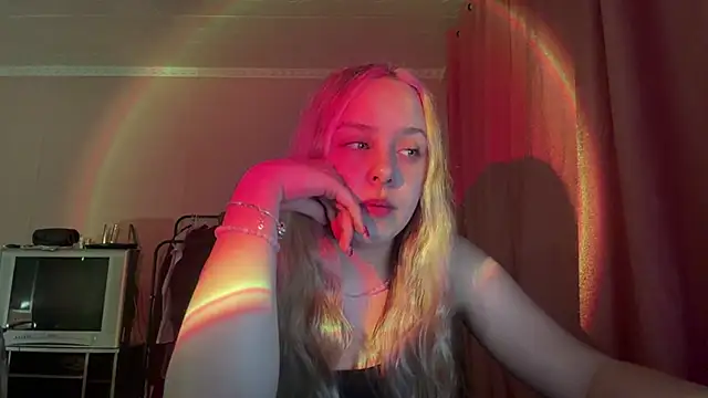 Snapshot of ZoraDearmon chatting on January 17, 9:40 pm ZoraDearmon online show from January 17, 9:40 pm