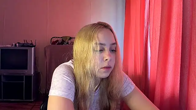 ZoraDearmon online show from August 3, 8:22 am
