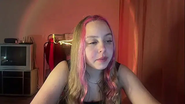 Snapshot of ZoraDearmon chatting on February 9, 9:24 pm ZoraDearmon online show from February 9, 9:24 pm