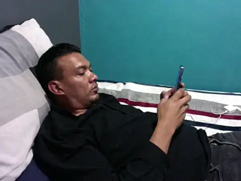 latinomoreno95 online show from May 18, 5:23 am