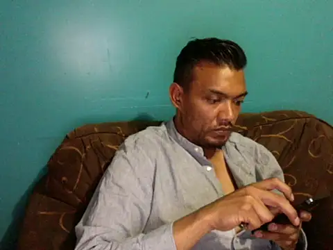 latinomoreno95 online show from May 5, 12:24 am