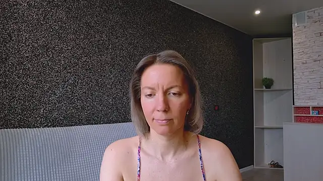 Amanda Luxe online show from May 2, 3:01 am