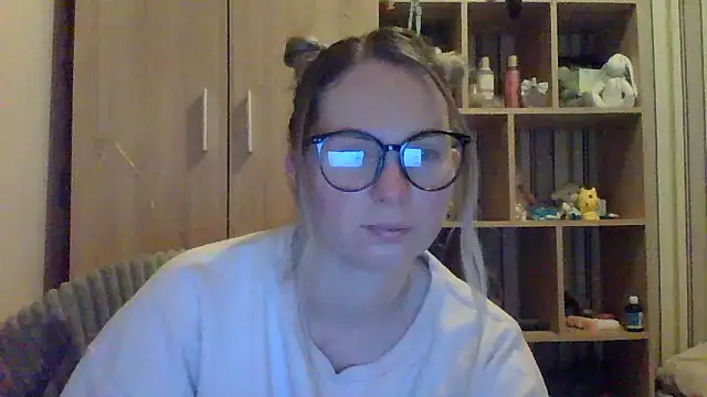 VikiLove765 online show from February 8, 9:45 pm