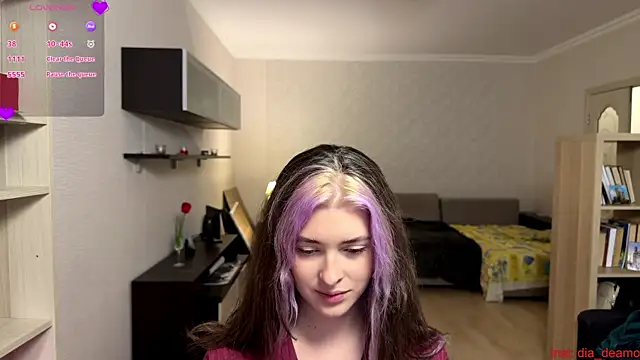 Dia DeAmas online show from April 15, 1:15 pm