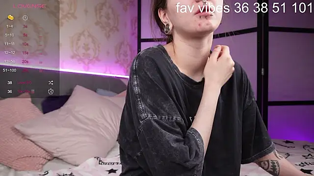 Alice Goth online show from February 22, 1:30 am