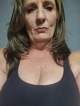 Snapshot of HotAzMilf chatting on February 6, 9:27 am HotAzMilf online show from February 6, 9:27 am