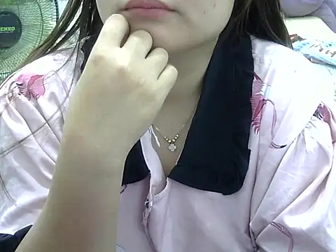 Snapshot of Sarah_no_land chatting on May 10, 7:12 am Sarah no land online show from May 10, 7:12 am