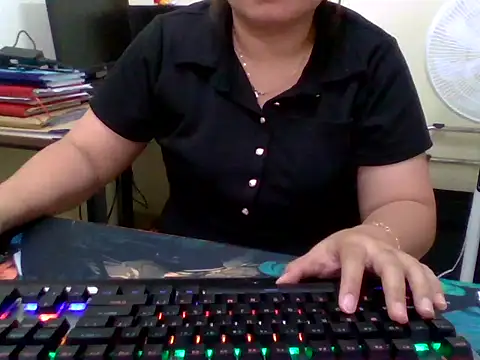 Snapshot of Sarah_no_land chatting on April 29, 3:43 am Sarah no land online show from April 29, 3:43 am
