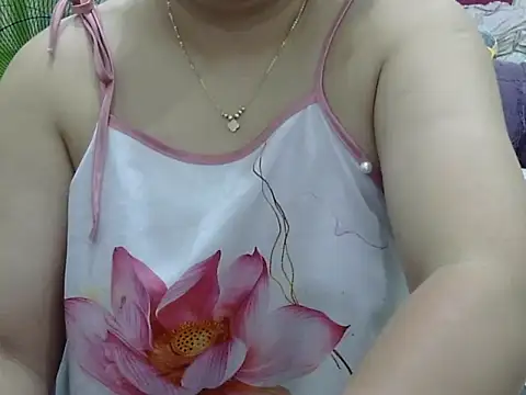 Snapshot of Sarah_no_land chatting on May 16, 5:50 am Sarah no land online show from May 16, 5:50 am