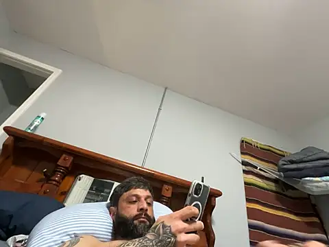 Snapshot of FadedBus chatting on March 16, 3:14 am FadedBus online show from March 16, 3:14 am