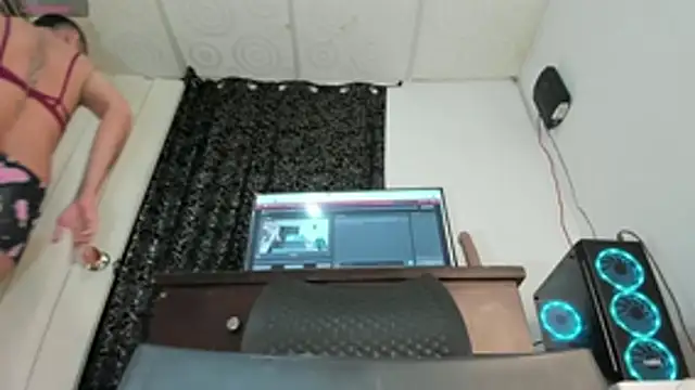 nickytabitch online show from April 15, 8:20 am