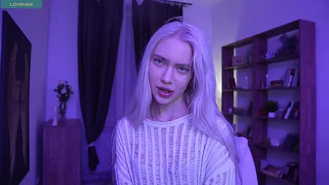 KristalCrowner online show from April 3, 7:20 pm