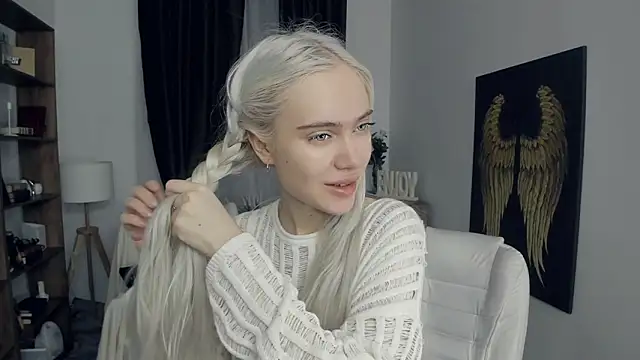 KristalCrowner online show from February 19, 7:33 pm