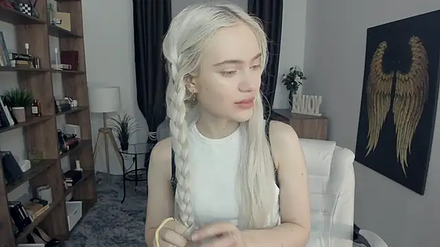 KristalCrowner online show from March 1, 7:36 pm