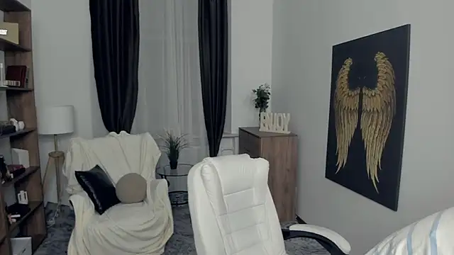 KristalCrowner online show from February 6, 7:21 pm