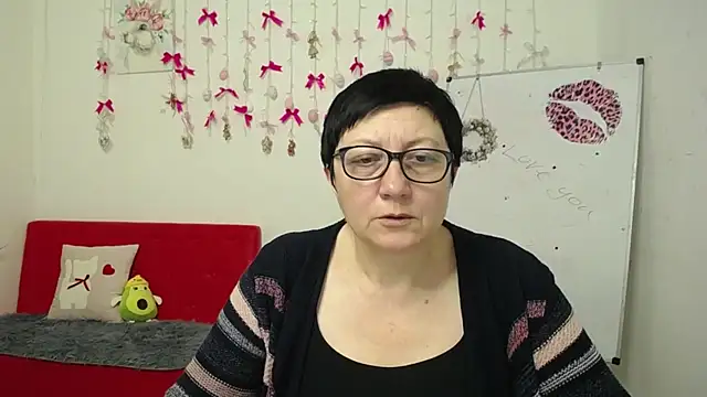 EmilyL0ve online show from April 10, 5:20 pm