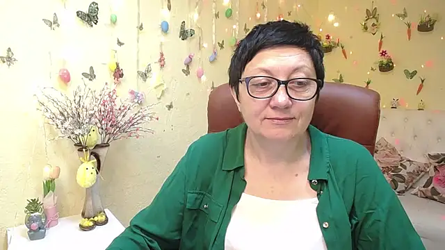 EmilyL0ve online show from April 12, 5:22 am