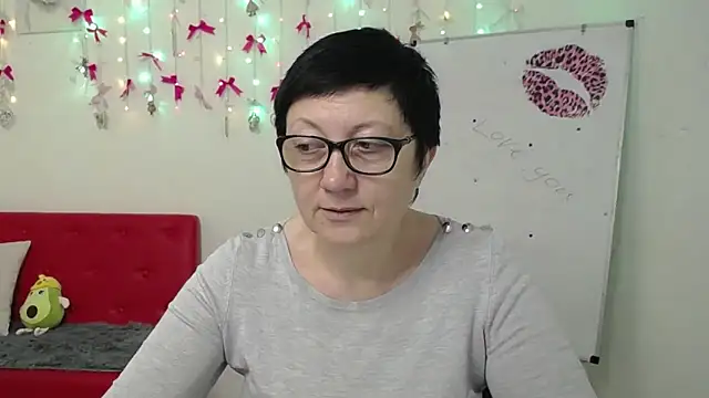 EmilyL0ve online show from April 19, 5:19 am