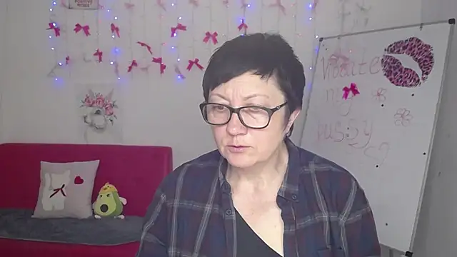EmilyL0ve online show from May 5, 5:16 pm