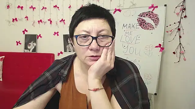 EmilyL0ve online show from February 26, 6:19 pm