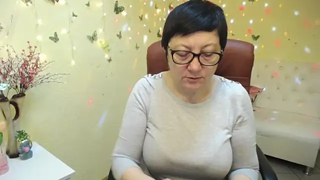 EmilyL0ve online show from April 28, 5:12 am