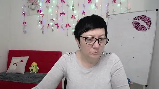EmilyL0ve online show from April 23, 5:14 pm