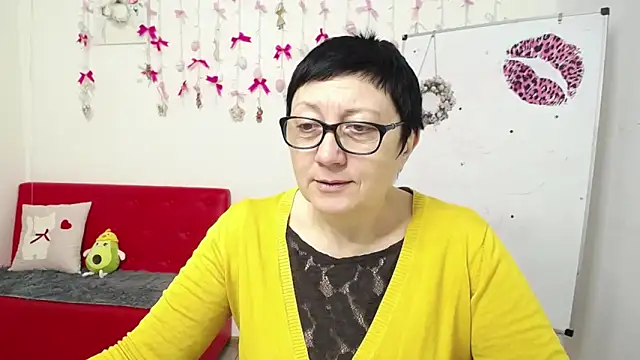 EmilyL0ve online show from April 5, 5:36 am