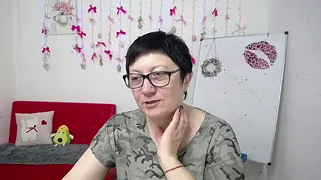 EmilyL0ve online show from April 15, 5:28 pm