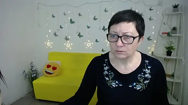 EmilyL0ve online show from March 28, 6:14 am