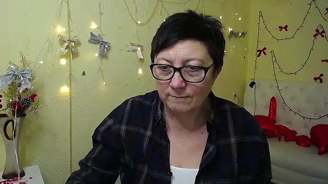 EmilyL0ve online show from January 18, 6:00 pm