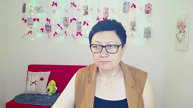 EmilyL0ve online show from May 8, 5:22 am
