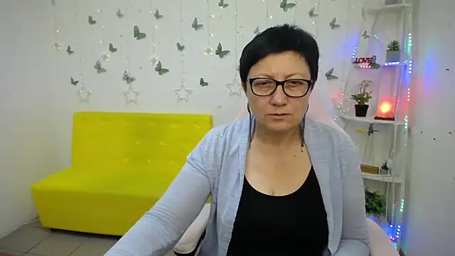 EmilyL0ve online show from May 28, 5:08 pm