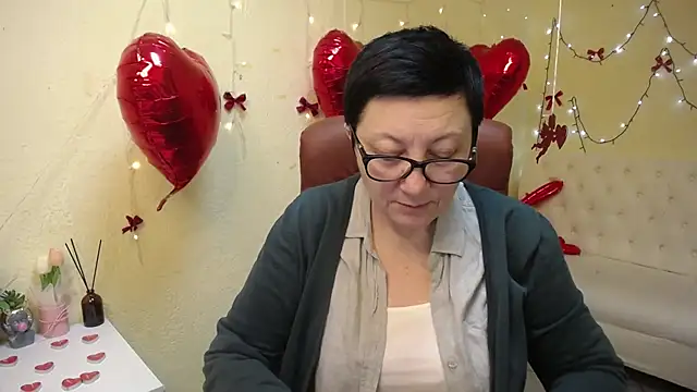 EmilyL0ve online show from February 5, 8:48 pm