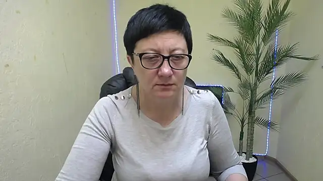EmilyL0ve online show from May 30, 5:07 pm