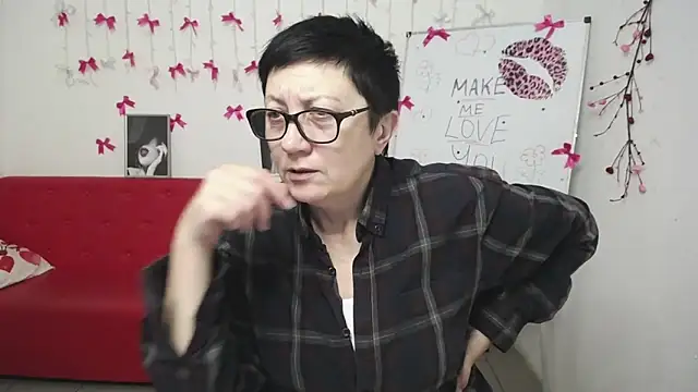 EmilyL0ve online show from February 24, 6:20 pm