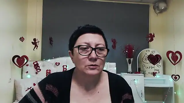 EmilyL0ve online show from February 8, 5:43 pm